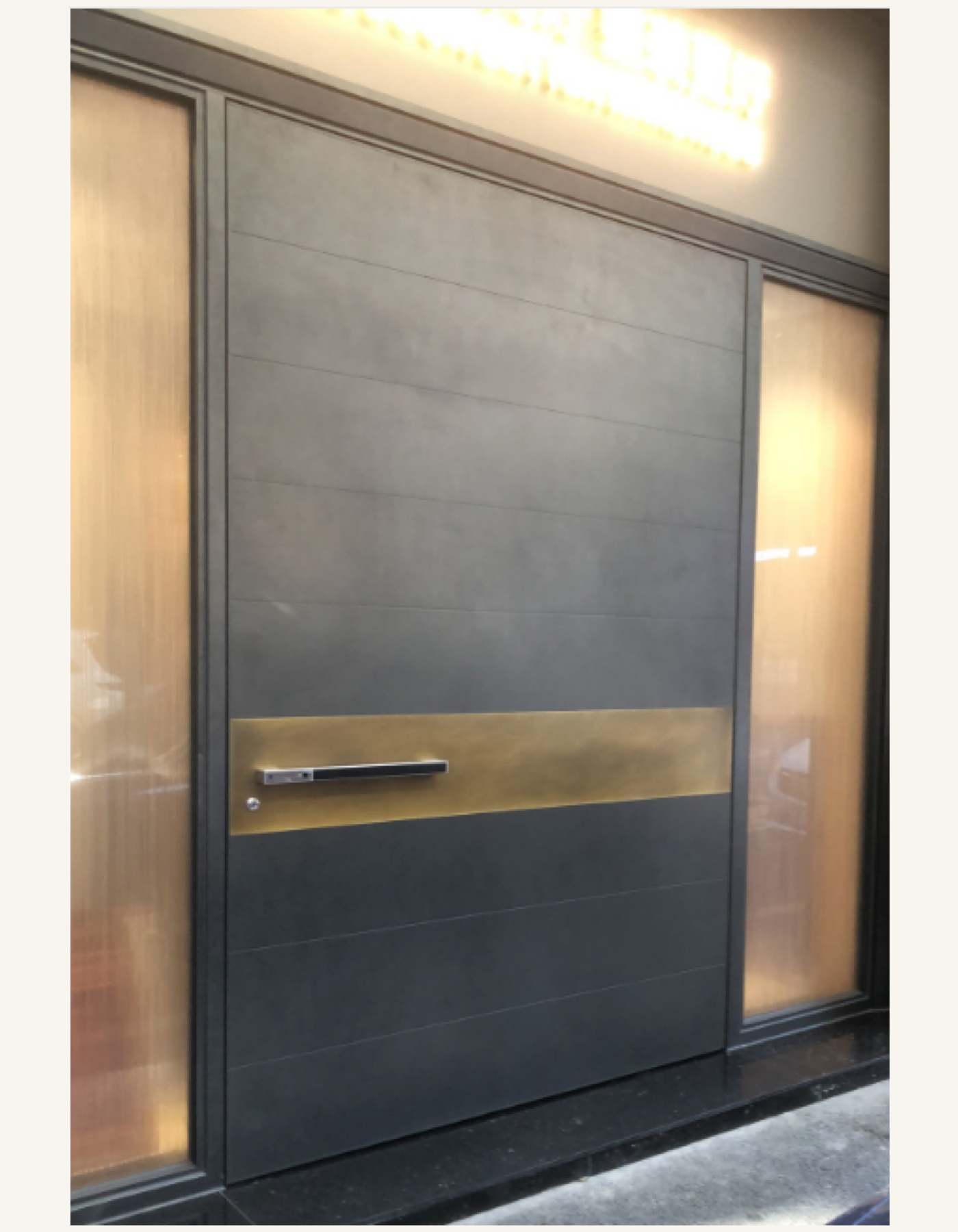 Large entrance door from the China-to-Spain order